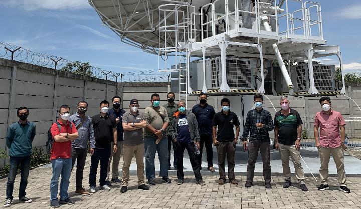 Tim dari Badan Aksesibilitas Telekomunikasi dan Informasi (BAKTI), Kacific, Primacom dan BigNet di Pasuruan Teleport. Keempatnya, dalam keterangan Senin 13 Juni 2022, menyatakan telah menyelesaikan pembangunan lebih dari 2.500 lokasi akses internet satelit untuk infrastruktur pemerintah di seluruh Indonesia dalam lima bulan belakangan. (FOTO/KACIFIC)